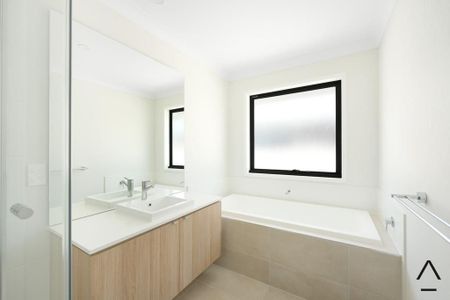 Brand-New Luxury Family Home – Premium Gledswood Hills Location - Photo 4