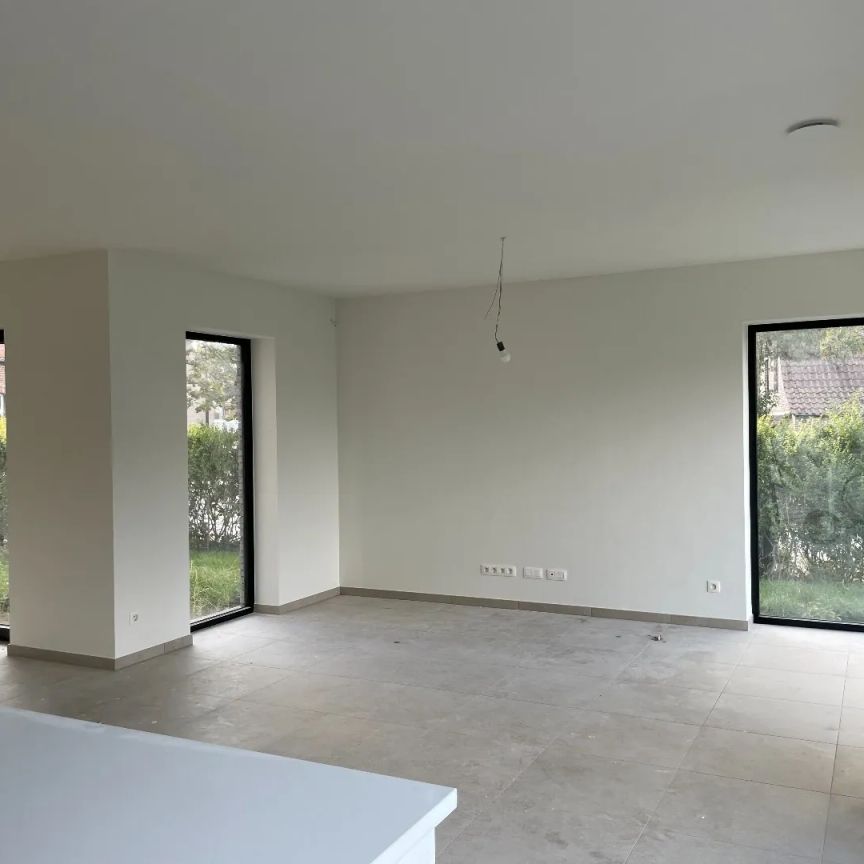 Zeer ruime moderne halfopen nieuwbouwwoning met tuin/terras en garage - foto 1