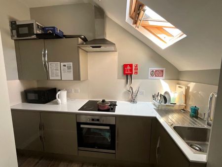 1 bedroom in a house share to rent - Photo 5