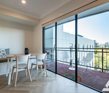 Renovated Spacious Inner City Sanctuary - Photo 3