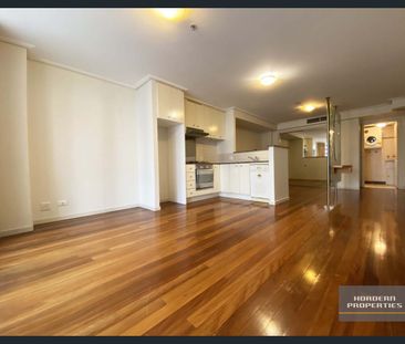 Luxurious North-Facing Studio Living at Hordern Towers - Photo 4