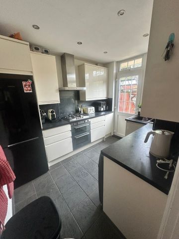 Room in a Shared Flat, Godley Road, SW18 - Photo 5