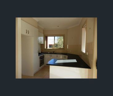 Meticulous townhouse in sought after location - Photo 3