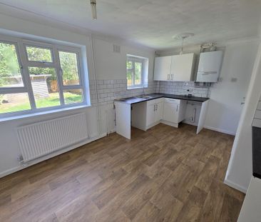 2 bedroom semi-detached house to rent - Photo 6