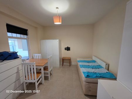 5 Bed Semi-Detached House, Holmwood Road, IG3 - Photo 3