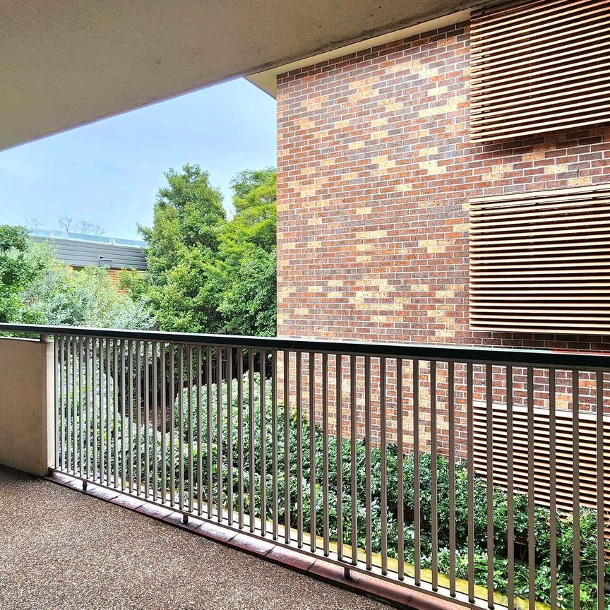 Spacious 2 bedroom apartment with 2 car spaces - Photo 1