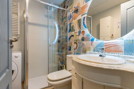 Precious room in Eduardo Marquina street - Photo 2