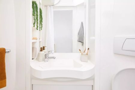 Large High Single Ensuite - Photo 4