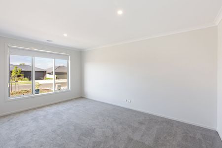 4 BEDROOM HOME WITH ALL MODERN APPLIANCES - Photo 2