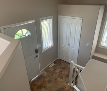AMAZING FULL HOUSE in Deer Park! PETS OK ~ fully fenced yard! - Photo 2