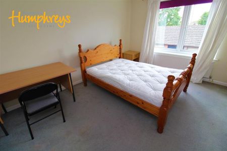 4 bedroom end of terrace house to rent - Photo 2