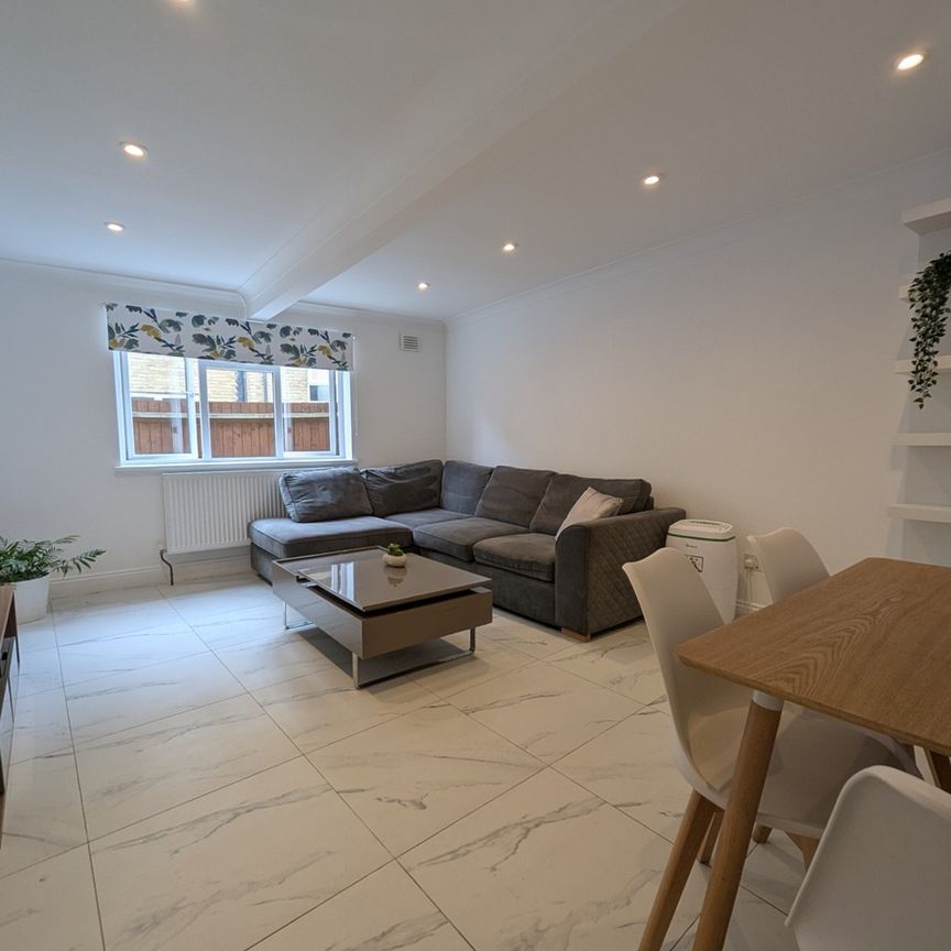 2 Bed Flat, Rosemont Road, NW3 - Photo 1