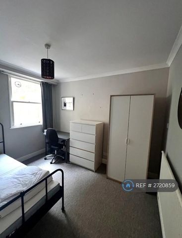 3 bedroom flat to rent - Photo 3