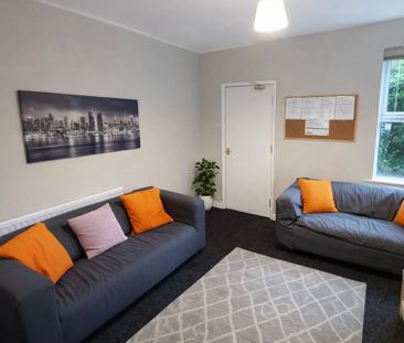 5 Bedroom Mid Terraced House - Photo 2