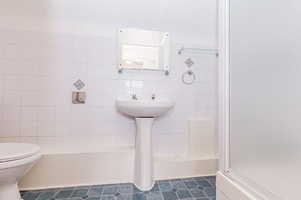 Lime Walk, Headington - Photo 1