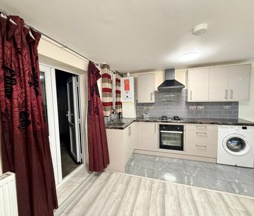 Two bedroom Ground Level detached Flat - ilford lane - Photo 4