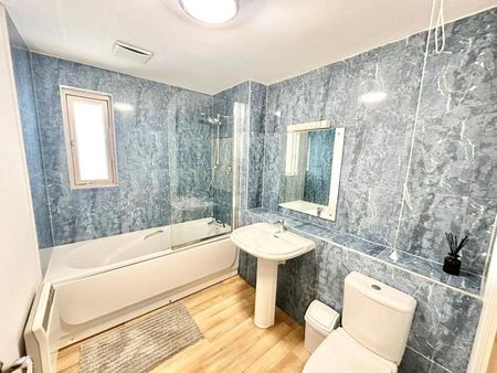 1 bedroom in a flat share to rent - Photo 5