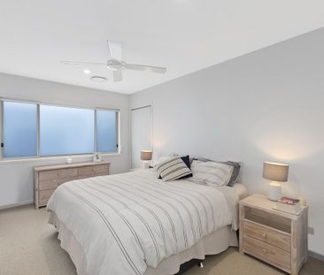 Spacious 3 Bedroom Townhouse - Luxury Living & Ocean Glimpses! - Photo 3