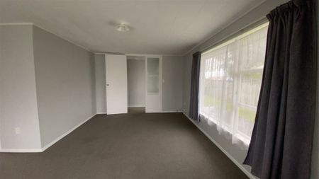 Spacious 3-Bedroom Home with 2 Outside Sleepouts - Photo 2