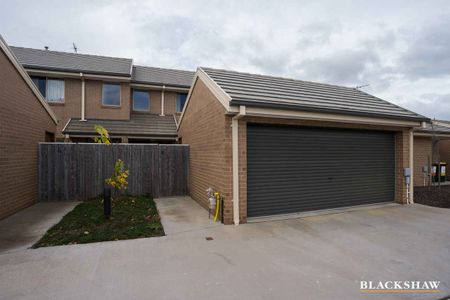 Two-storey townhouse with secure front courtyard - Photo 2