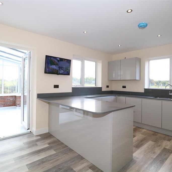 4 bedroom detached house to rent - Photo 1