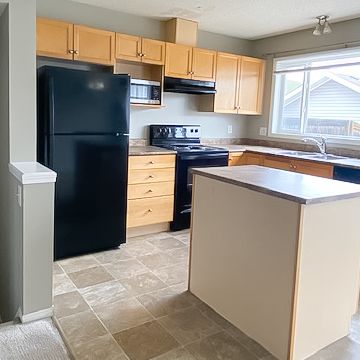 Live By The Lake – 3 Bed Summerside Duplex | Parking Included - Photo 1