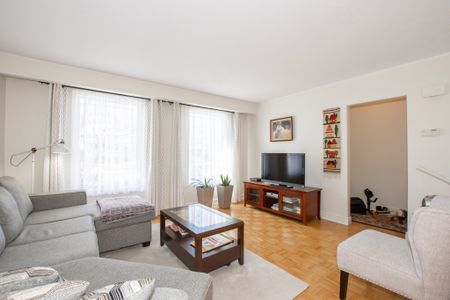 **BEAUTIFUL** 3 Bedroom Main Unit in St. Catharines!! - Photo 4