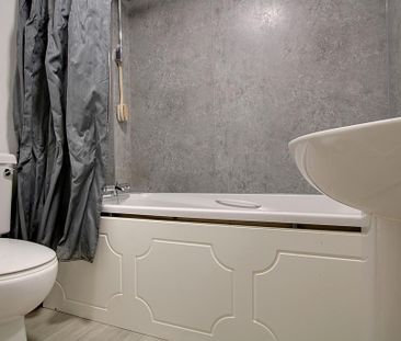 3 bedroom end of terrace house to rent - Photo 4