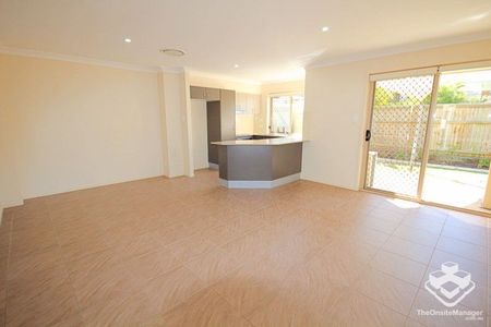 Ducted AC 3 bedroom townhouse - Photo 3