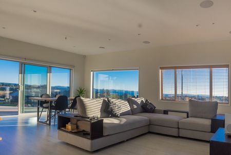 Exquisite 3-Bedroom, 3-Bathroom Home with Spectacular Sea Views in Stanmore Bay - Photo 2