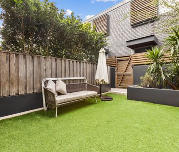 Designer 3 Bed Terrace with Garden & Double Parking - Photo 1