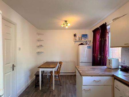 Barrington Close, Taunton - Photo 3