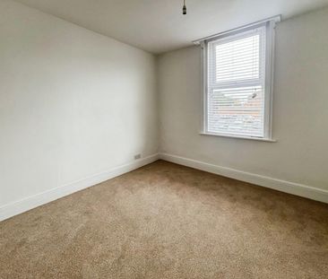 2 bedroom Flat To Let - Photo 5