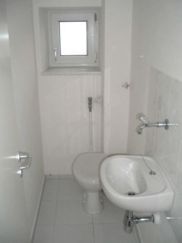 1-ZIMMERWOHNUNG - HELL GEFLIESTES BAD UND WC - LAMINATBODEN - EINBAUKÜCHE BALKON - Photo 4