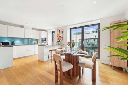 Beautiful duplex apartment, 2 bedrooms 2 bathrooms, newly redecorated and presented in excellent condition throughout. Enviable location in central Westminster. - Photo 5