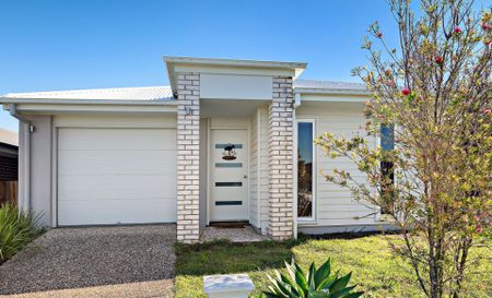 Stylish Family Sanctuary with Modern Comforts – A Must-See in Park Ridge! - Photo 4