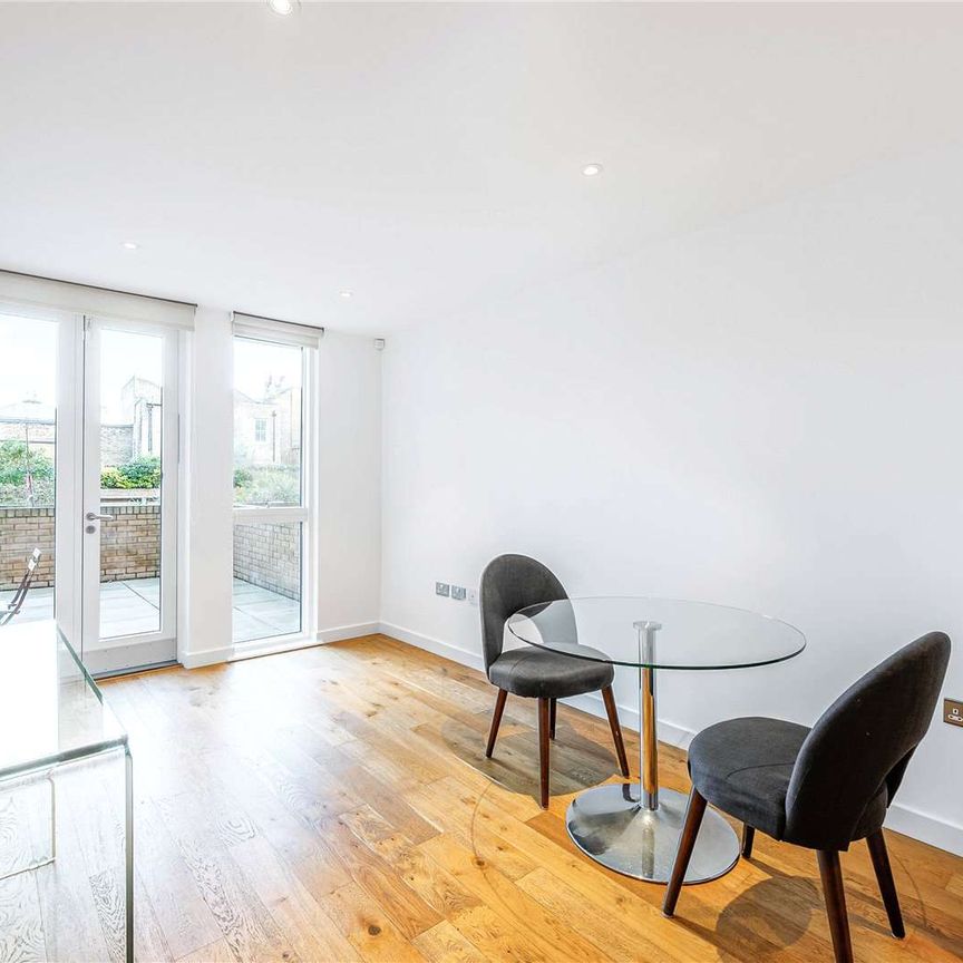 *3D virtual viewing available* - Fantastic one bedroom ground floor flat with its own private patio garden. - Photo 1