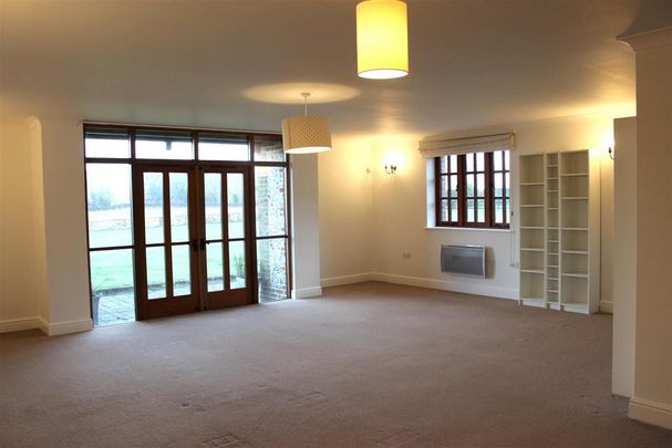 4 bedroom barn conversion to rent - Photo 1