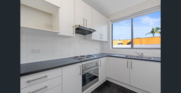 Sunny Two Bedroom Apartment - Photo 1