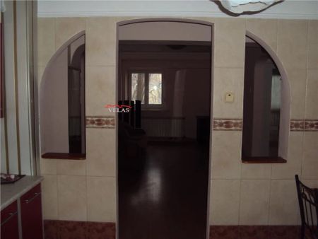 Inchiriez apartament 4 camere, et 2, semimobilat, zona Teatru - Fotografie 4