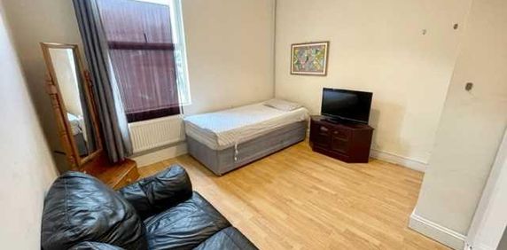 House share to rent - Photo 2