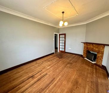 Character Home on 1,012 m² Block - Photo 5
