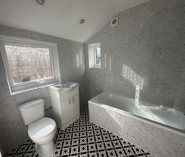 Available 3 Bed House - terraced - Photo 4