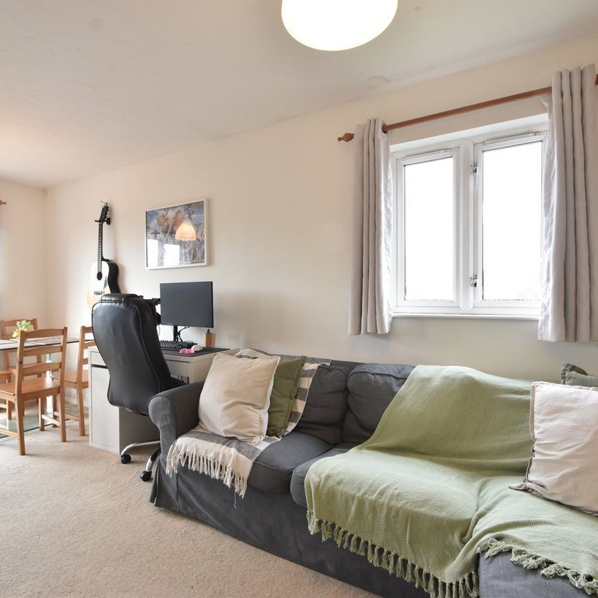 Parry Drive, Weybridge, KT13 - Photo 1