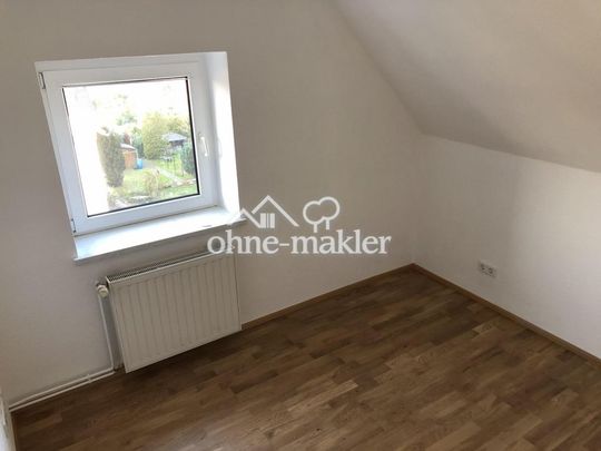 schöne DG Wohnung | Parkettboden | Handtuchheizkörper | Bad mit Fenster | ruhige Lage | - Photo 1