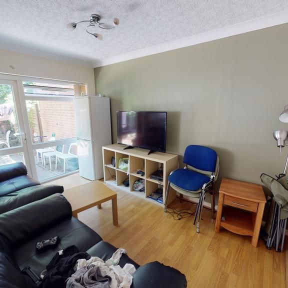 4 bedroom semi-detached house to rent - Photo 1