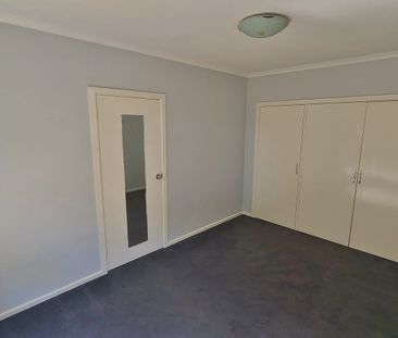 2 Bedroom Villa close to trains, parks and schools - Photo 4