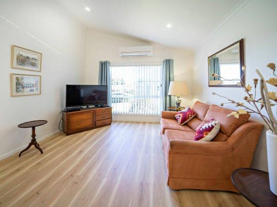 Neat and tidy FOUR bedroom duplex - Photo 1