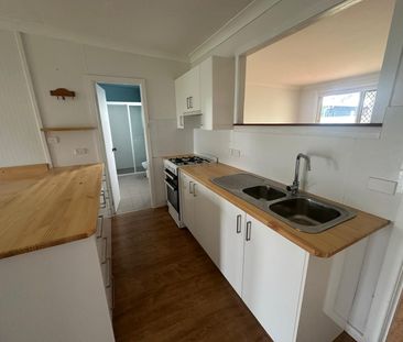 Family Home - 4 Beds / 2 Bathrooms / Wood Fire Heating. - Photo 6