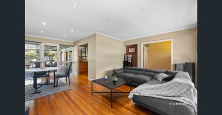 Spacious Family Living in the heart of Manningham - Photo 3